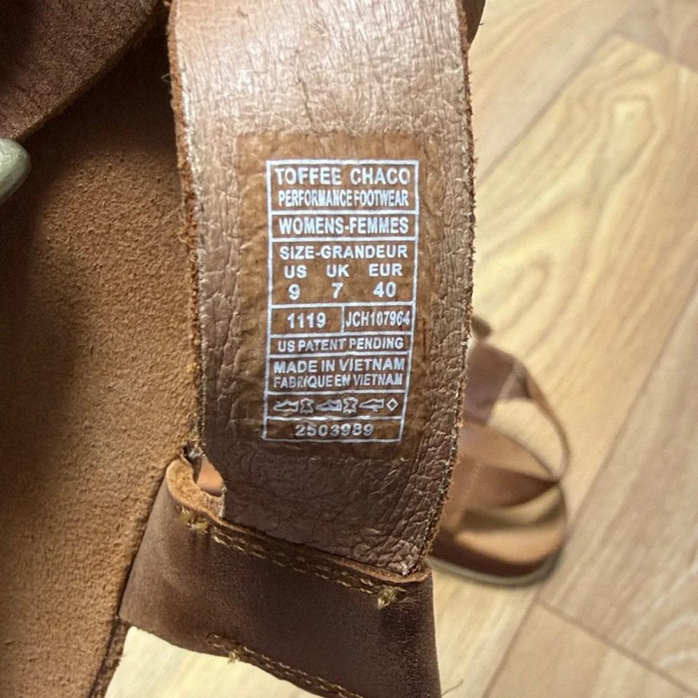 Chaco Women's Brown Leather Strappy Toe-Ring Sandal - Wayfarer Loop Sandal - Picture 10 of 10